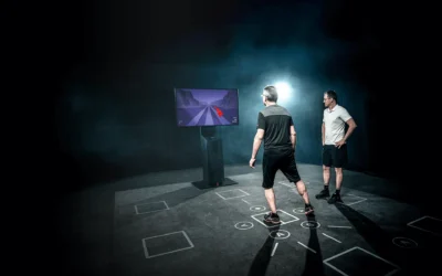 SKILLCOURT in der Therapie 02 Therapeut beobachtet Patient bei der Übung "Shape Jump" auf dem SKILLCOURT