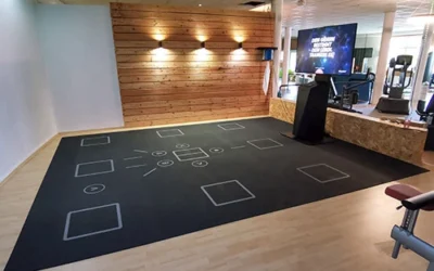 Vollständig eingerichteter Skillcourt-Trainingsbereich mit Sicht auf die Sensorik-Anzeige und Bodenmarkierungen.