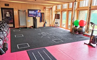 Vollständig eingerichteter Skillcourt-Trainingsbereich mit Sicht auf die Sensorik-Anzeige und Bodenmarkierungen.