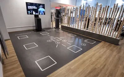 Vollständige Skillcourt Installation in einem modernen Trainingsraum.