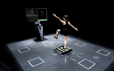 SKILLCOURT Balanceboard Eine Frau testet ihre Balance dem Balanceboard am SKILLCOURT in einem dunklen Raum