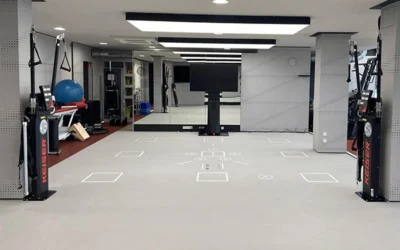 Vollständig eingerichteter Skillcourt-Trainingsbereich mit Sicht auf die Sensorik-Anzeige und Bodenmarkierungen.