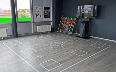Nahaufnahme der Bodenmarkierungen und Sensoren einer Skillcourt-Installation.