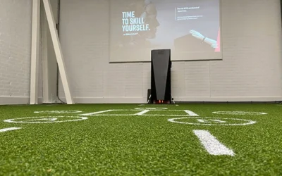 Skillcourt Trainingssystem installiert auf einem Kunstrasen-Spielfeld für sportartspezifisches Training.
