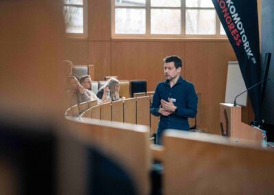 Thorben Hülsdünker bei seinem Fachvortrag auf dem VIKOMOTORIK Kongress von Skillcourt.